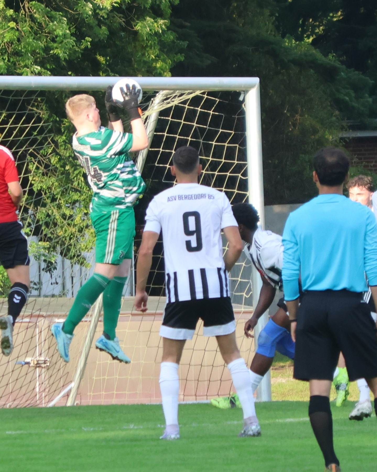 Klarer Test
In einem weiteren Testspiel, setzten sich unsere 1. Herren, mit 8:1 gegen FC Winterhude 1 durch.
https://asv-bergedorf85-fussball.de/klarer-test/
#asvbergedorf85 #bergedorf #lohbrügge #elstern #elstern85 #fussball #fcwinterhude