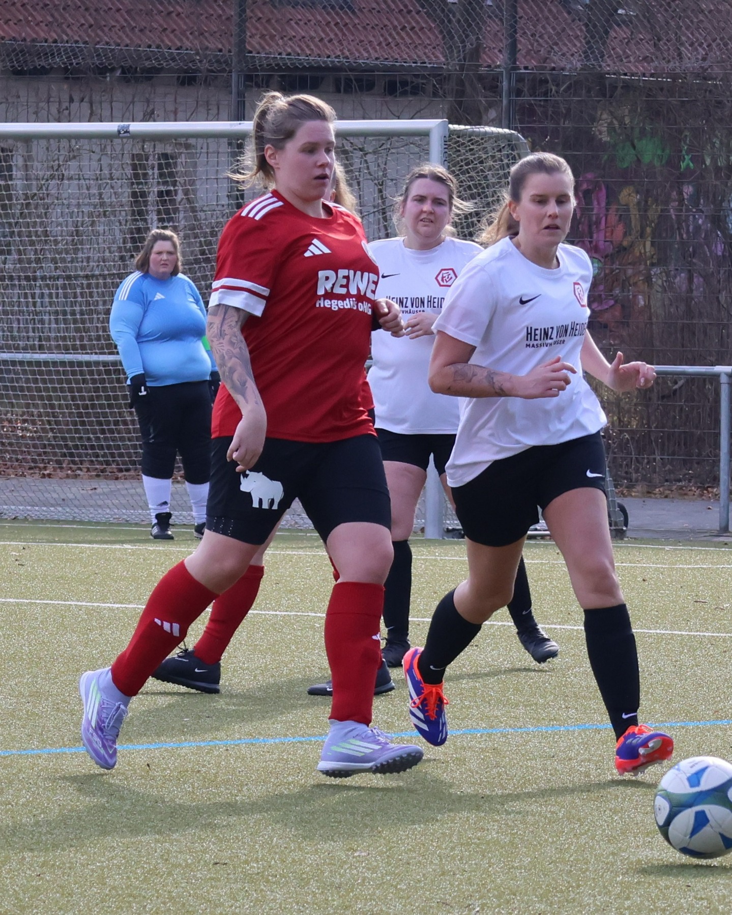 Zwei Standards
Unsere 1. Frauen spielten 1:1 beim Farmsener TV 1. Beide Treffer resultierten aus Standardsituationen.
#asvbergedorf85 #bergedorf #lohbrügge #elstern #elsternladys #fussball #frauenfußball #farmsenertv #bezirksliga