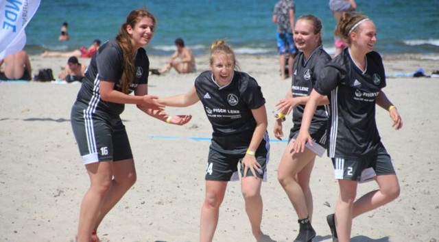 ERFOLG AM STRAND
Fußball muss nicht immer auf dem Kunstrasen gespielt werden. Dass auch im Sand bei strahlendem Sonnenschein an der Ostsee gekickt werden kann, hat unsere Frauenmannschaft erfolgreich unter Beweis stellen können.
https://asv-bergedorf85-fussball.de/erfolg-am-strand/
#asvbergedorf85 #bergedorf #lohbrügge #elstern #fussball #frauenfussball #beachsoccer #elsternladys