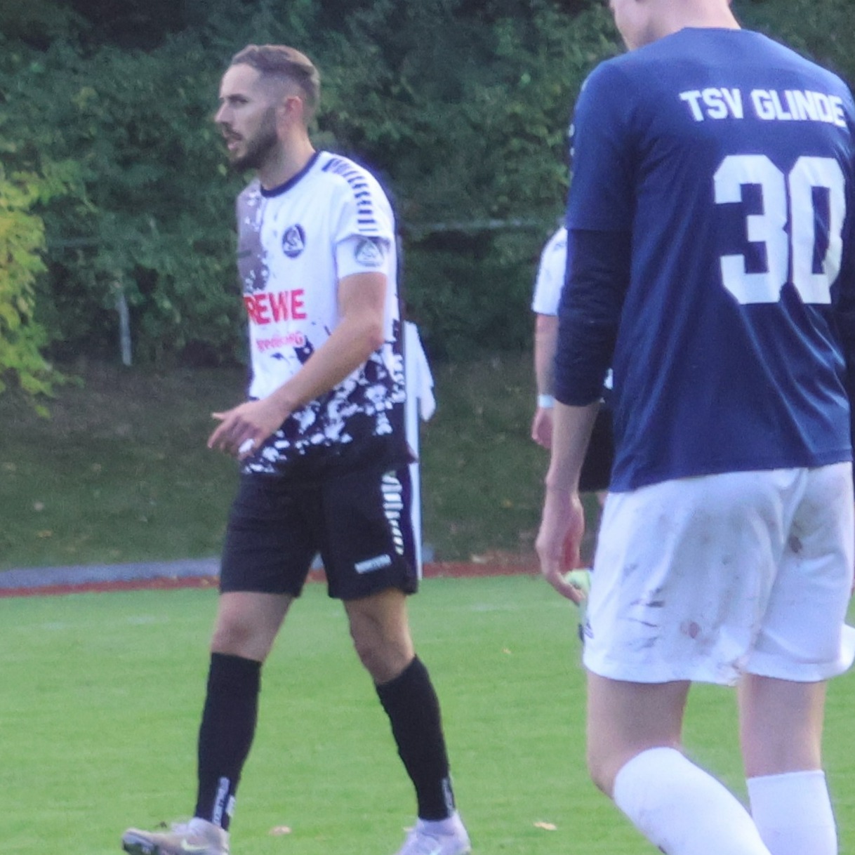 Geburtstagskind traf doppelt
Heute feierte Bryan Loureiro Pinto Ferro seinen Geburtstag. Aber als Mannschaftskapitän ließ er es sich nicht nehmen, trotzdem zu spielen und er steuerte im Heimspiel gegen Glinde 2 gleich beide Treffer zum 2:0 Sieg bei.
https://asv-bergedorf85-fussball.de/geburtstagskind-traf-doppelt/
#asvbergedorf85 #bergedorf #lohbrügge #elstern #elstern85 #fussball #kreisliga #tsvglinde