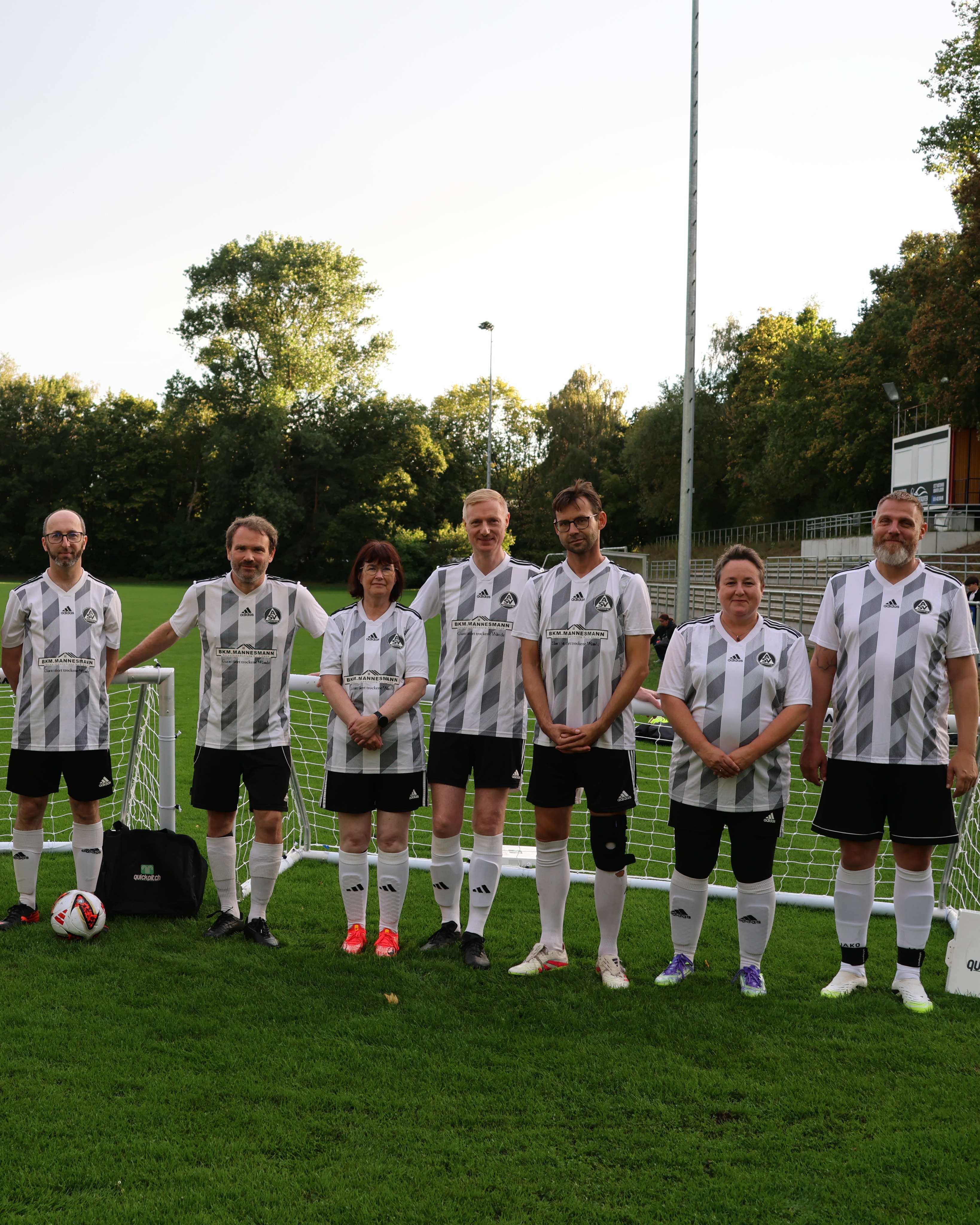 Tore vom HFV
Große Freude bei unseren Walking-Football-Spielern. Sie bekamen vom Hamburger-Fußball-Verband neue Walking Footballtore und ein Liniensystem.
https://asv-bergedorf85-fussball.de/tore-vom-hfv/
#asvbergedorf85 #bergedorf #lohbrügge #elstern #walkingelstern #fussball #walkingfootball #hfv
