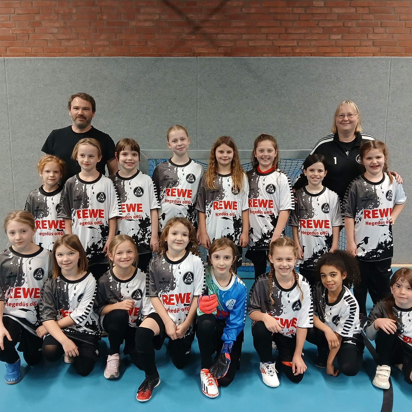 Erfolgreich: Fußball für Mädchen
Als wir vor ca. 1,5 Jahren mit einer Handvoll Mädchen mit dem Fußball Training in der Halle angefangen haben, wollten wir versuchen eine Mannschaft zu gründen.

Der Start ist besser geglückt als gedacht:
https://asv-bergedorf85-fussball.de/erfolgreich-fussball-fuer-maedchen/
#asvbergedorf85 #bergedorf #lohbrügge #elstern #fussball #jugendfußball #mädchenfussball #jungelstern #djuniorinnen