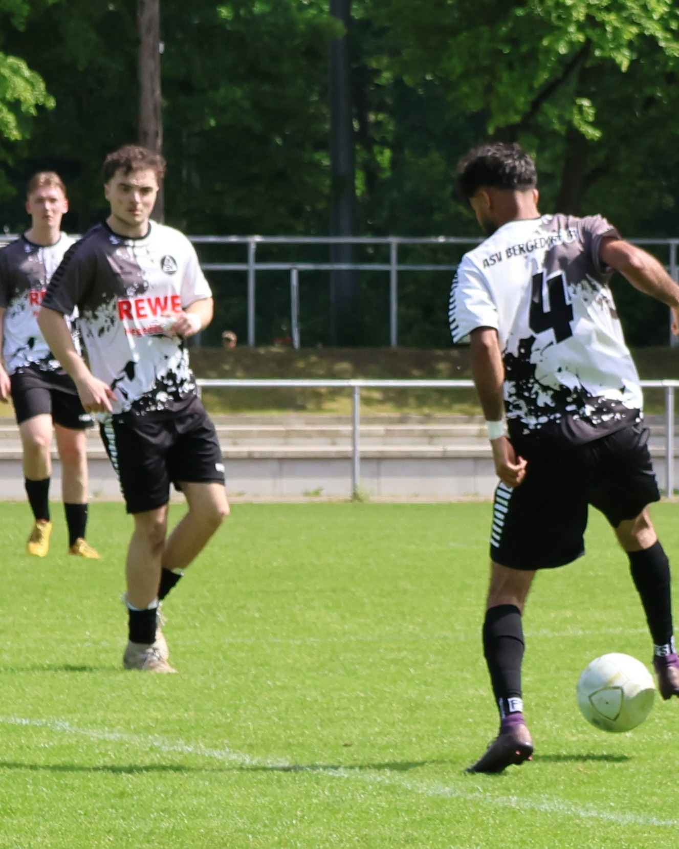 Saison geht zu Ende
An diesem Wochenende geht auch für die letzten Mannschaften im Erwachsenenbereich die Saison zu Ende. Nur unsere Junioren sind dann noch weiter im Einsatz. Vorschau auf die Spiele unserer Mannschaften vom 29. bis 31.5.26.
https://asv-bergedorf85-fussball.de/saison-geht-zu-ende/
#asvbergedorf85 #bergedorf #lohbrügge #elstern #fussball #walkingfootball #frauenfußball #jugendfussball #rahlstedtersc #scpoppenbüttel #duwo08 #sccondor #walddörfersv #tsvgülzow