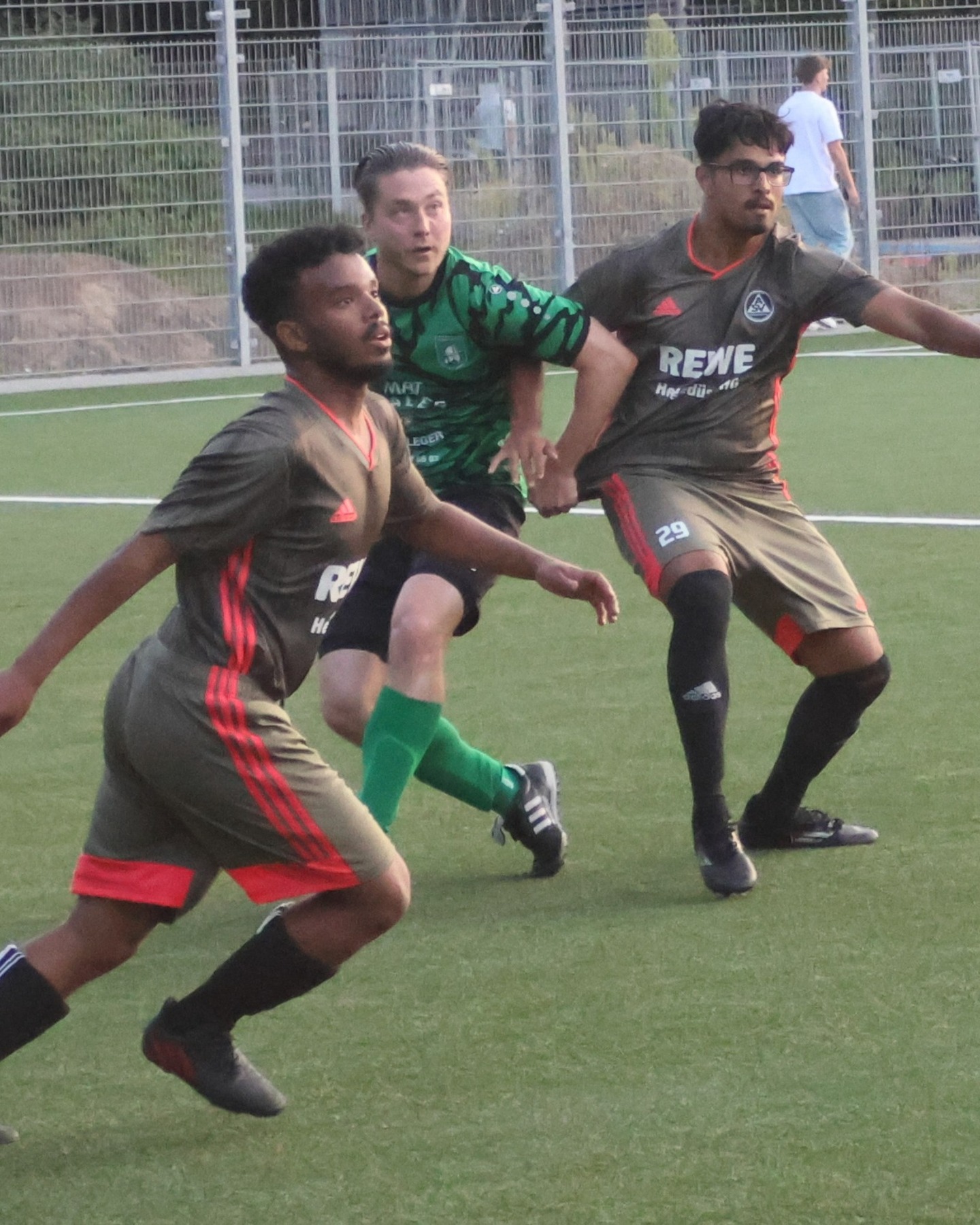 Wenig Chancen
Unsere 2. Herren verloren ihr Pokalspiel bei Hamm United 2 mit 0:5.
https://asv-bergedorf85-fussball.de/wenig-chancen/
#asvbergedorf85 #bergedorf #lohbrügge #elstern #fussball #holstenpokal #pokal #hammunitedfc