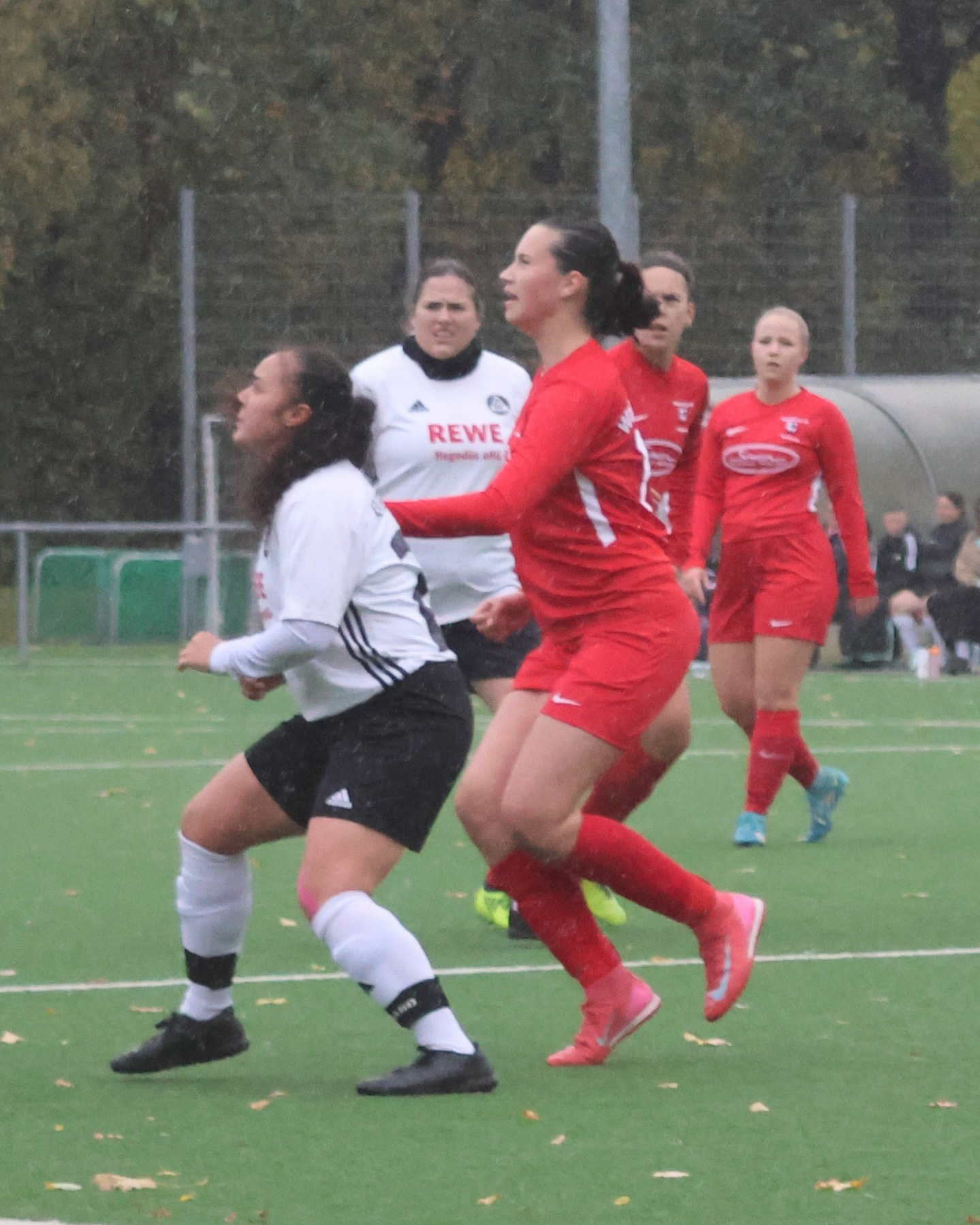 Dem Wetter getrotzt
Bei widrigen äußeren Bedingungen spielten unsere 1. Frauen 2:2 gegen Walddörfer 2.
https://asv-bergedorf85-fussball.de/dem-wetter-getrotzt/
#asvbergedorf85 #bergedorf #lohbrügge #elstern #elsternladys #fussball #frauenfussball #walddörfersv #bezirksliga