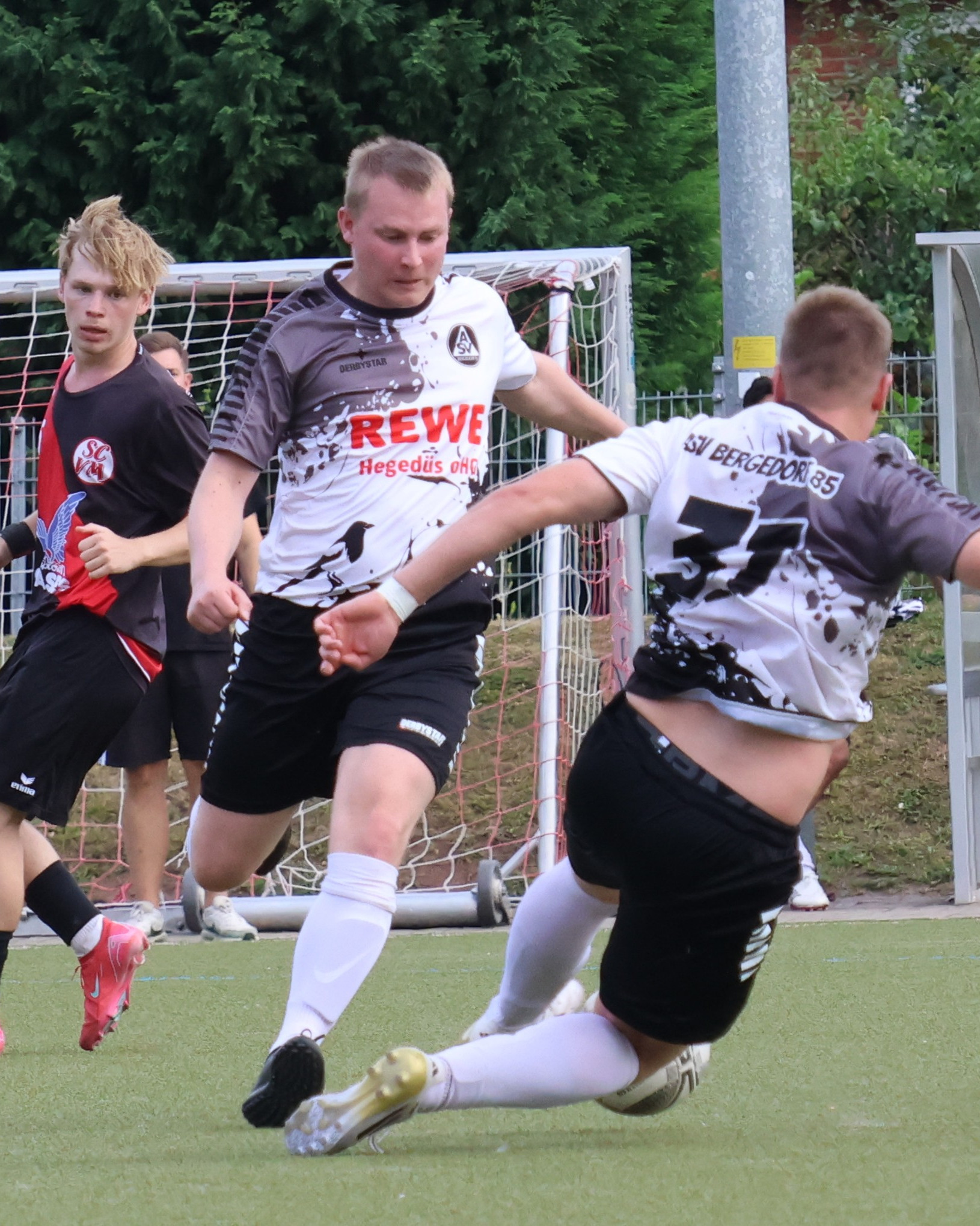 Remis zum Auftakt
Unsere 1. Herren spielten 1:1 beim SC Vier- und Marschlande 2.

Der Spielplan wollte es, dass unser Team gleich im ersten Saisonspiel beim härtesten Konkurrenten um Platz 2 der Vorsaison antreten musste, die sie dann punktgleich beendeten und den SCVM nur wegen des besseren Torverhältnisses vorne sah. Beide Mannschaften wollen auch in dieser Saison wieder ein wichtiges Wörtchen mitredem.
https://asv-bergedorf85-fussball.de/remis-zum-auftakt-3/
#asvbergedorf85 #bergedorf #lohbrügge #elstern #elstern85 #fussball #kreisliga #scvm