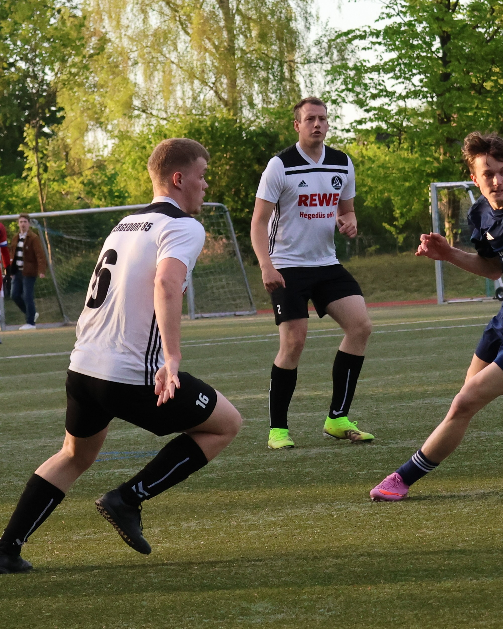 Defensive stand sicher
Unsere 2. Herren gewannen ihr Auswärtsspiel bei Aumühle 2 mit 2:1 und profitierten davon, dass die Abwehr sicher stand.
https://asv-bergedorf85-fussball.de/defensive-stand-sicher/
#asvbergedorf85 #bergedorf #lohbrügge #elstern #kreisklasse #tusaumühlewohltorf #fussball
