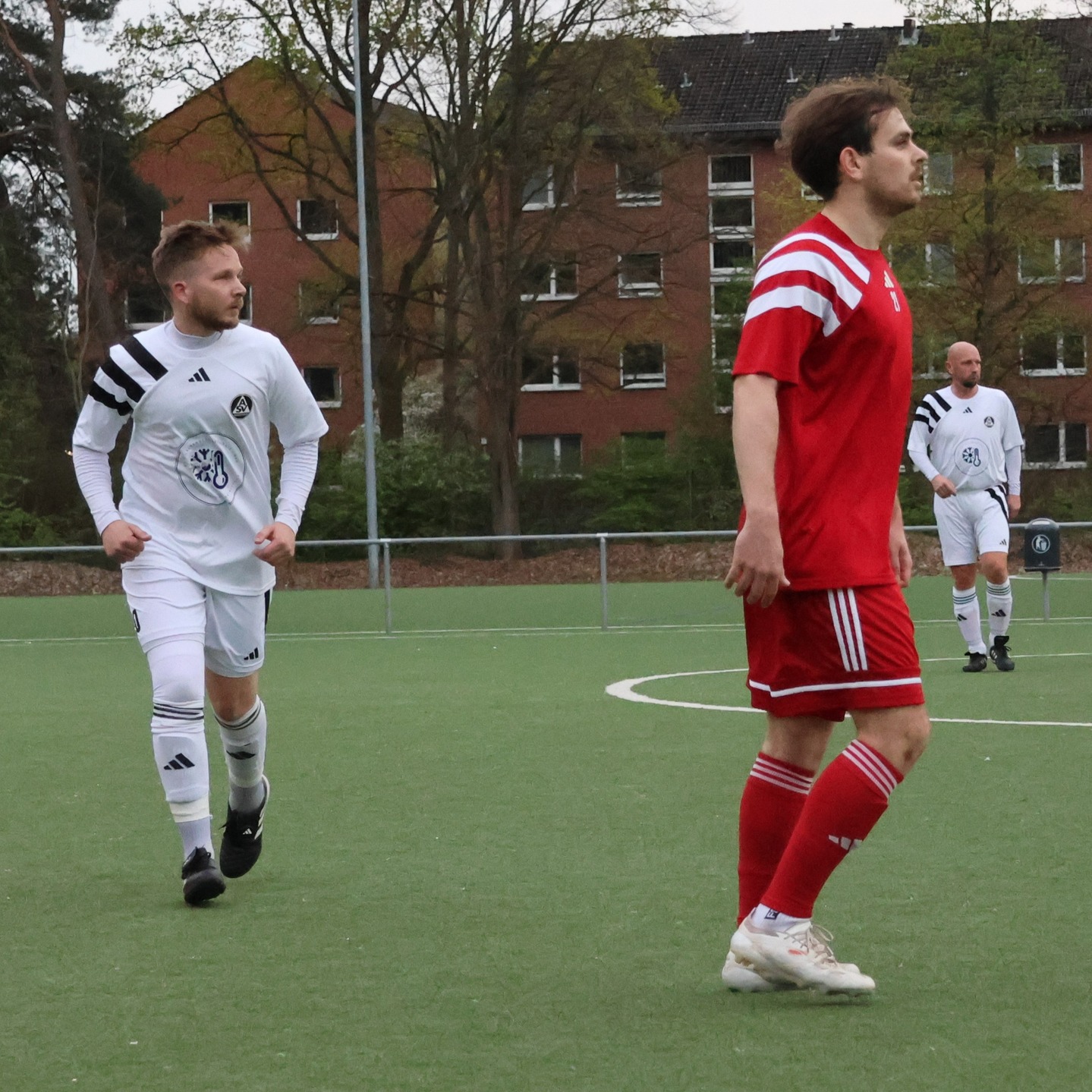 Gut verteidigt
Im Heimspiel unserer Herren Ü32 gegen Reinbek/Voran Ohe gab es keine Tore zu sehen. Die Partie endete 0:0.
https://asv-bergedorf85-fussball.de/gut-verteidigt/
#asvbergedorf85 #bergedorf #lohbrügge #elstern #fussball #landesliga #herrenü32 #alteherren #tsvreinbek #voranohe