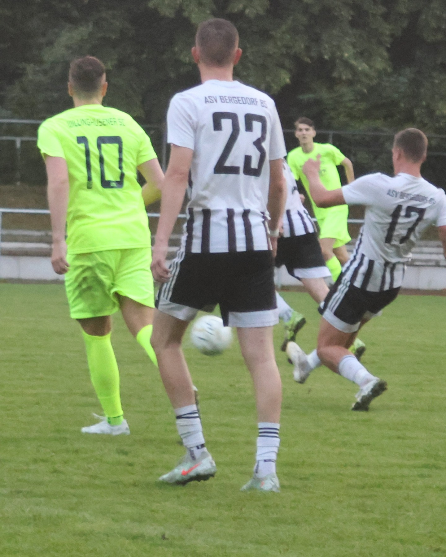 Start im Pokal
Die Herren starten mit dem Pokal in den Pflichtspielbetrieb der neuen Saison. Auch die Frauen bestreiten ein weiteres Testspiel. Wegen der Hamburger Schulferien pausiert die Jugend noch. Vorschau auf die Spiele in der Zeit vom 8. bis 10.8.25.
https://asv-bergedorf85-fussball.de/start-im-pokal/
#asvbergedorf85 #bergedorf #lohbrügge #fussball #svaltengamme #hammunitedfc #vfllohbrügge #scegenbüttelfrauen #frauenfussball #elstern #elstern85 #elsternladys #lottopokalhamburg #holstenpokal #hfvpokal