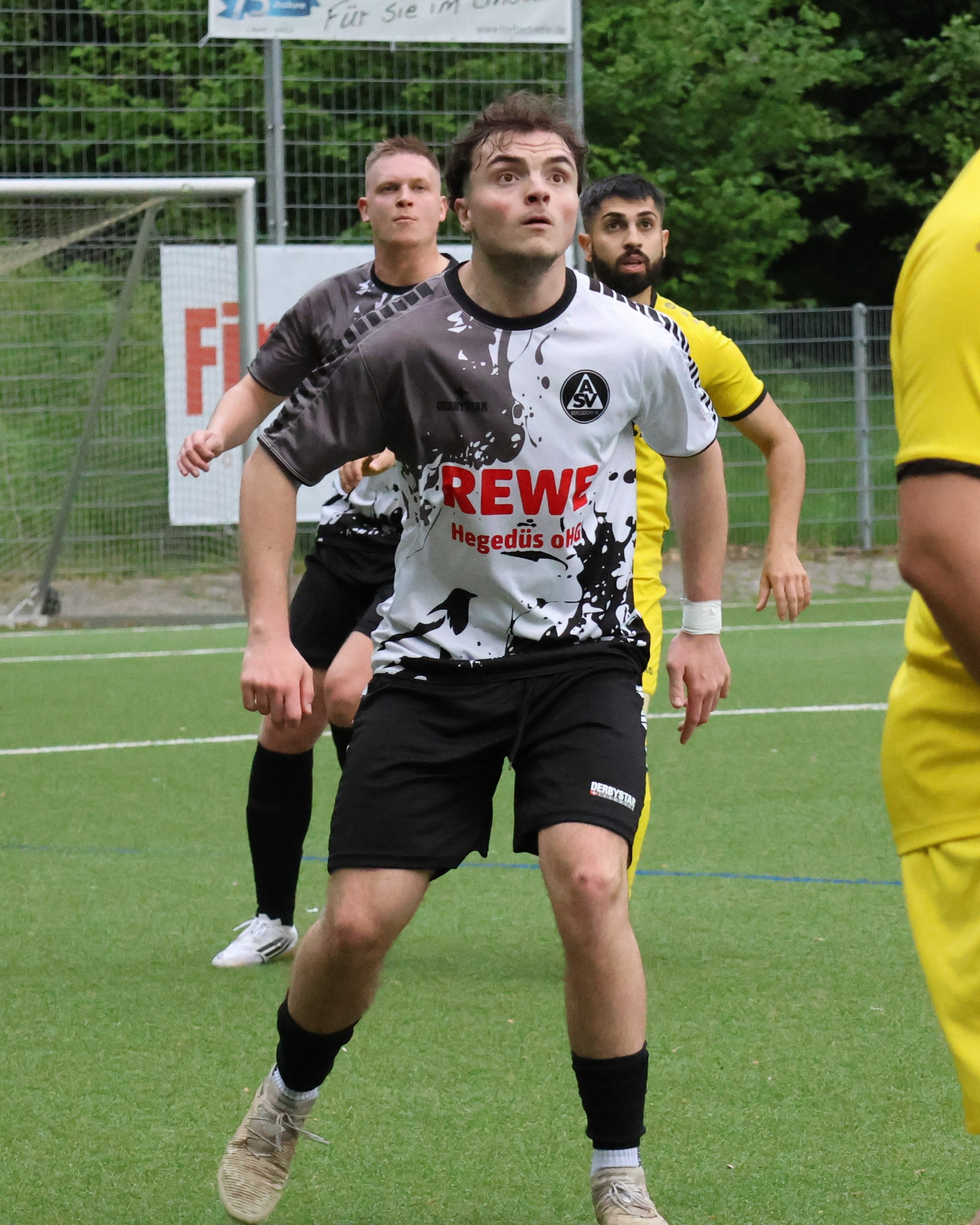 Pflicht erfüllt
Unsere 1. Herren gewannen ihr Nachholspiel bei Escheburg 2 mit 7:0 und schlossen zum Tabellenzweiten SCVM 2 auf.
https://asv-bergedorf85-fussball.de/pflicht-erfuellt-3/
#asvbergedorf85 #bergedorf #lohbrügge #elstern #elstern85 #fussball #kreisliga #escheburgersv