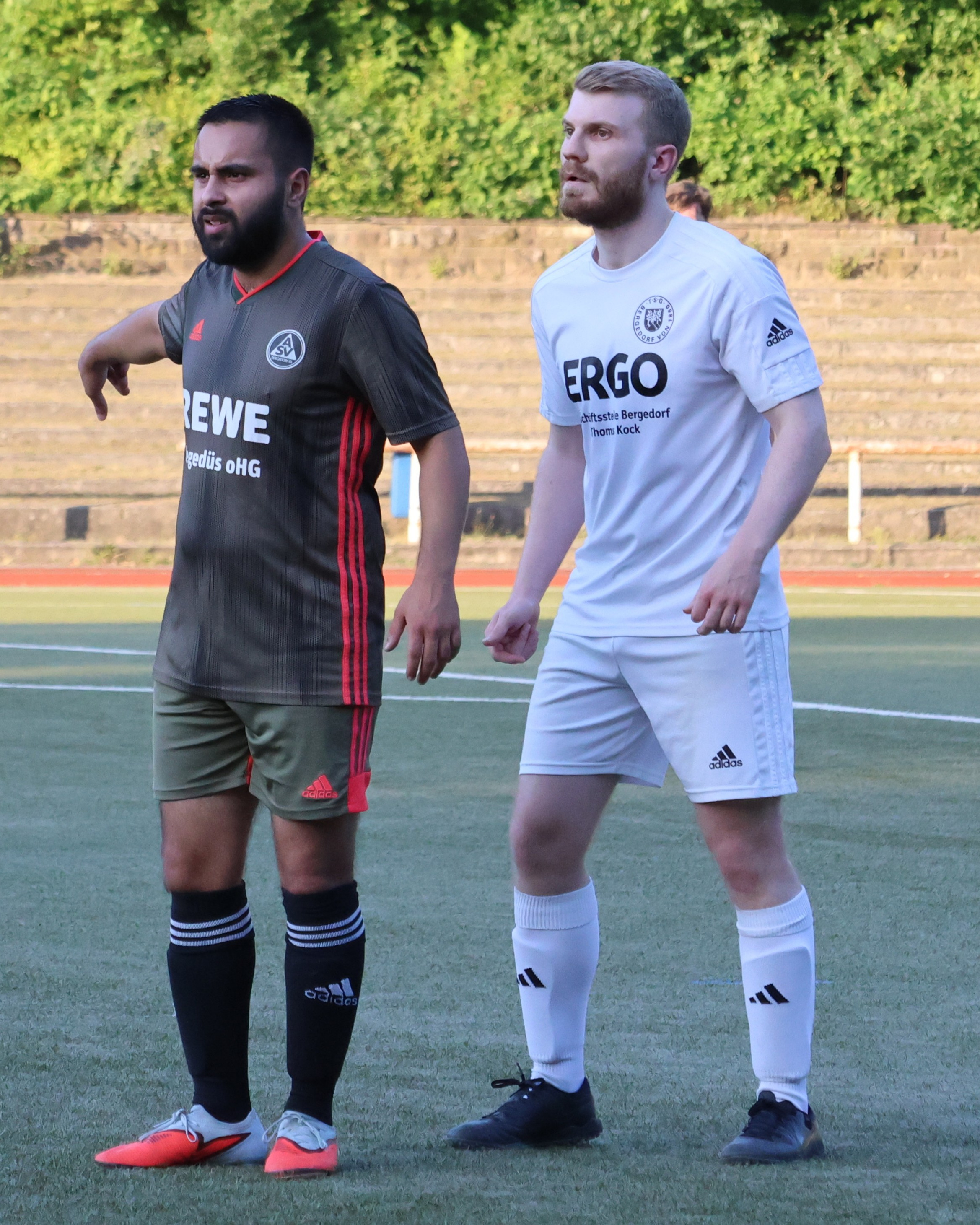 Blitzstart nicht genutzt
Beim Auswärtsspiel bei TSG Bergedorf 1, gingen unsere 2. Herren früh in Führung, mussten sich am Ende aber doch mit 1:3 geschlagen geben.
https://asv-bergedorf85-fussball.de/blitzstart-nicht-genutzt/
#asvbergedorf85 #bergedorf #lohbrügge #elstern #tsgbergedorf #fussball #kreisklasse