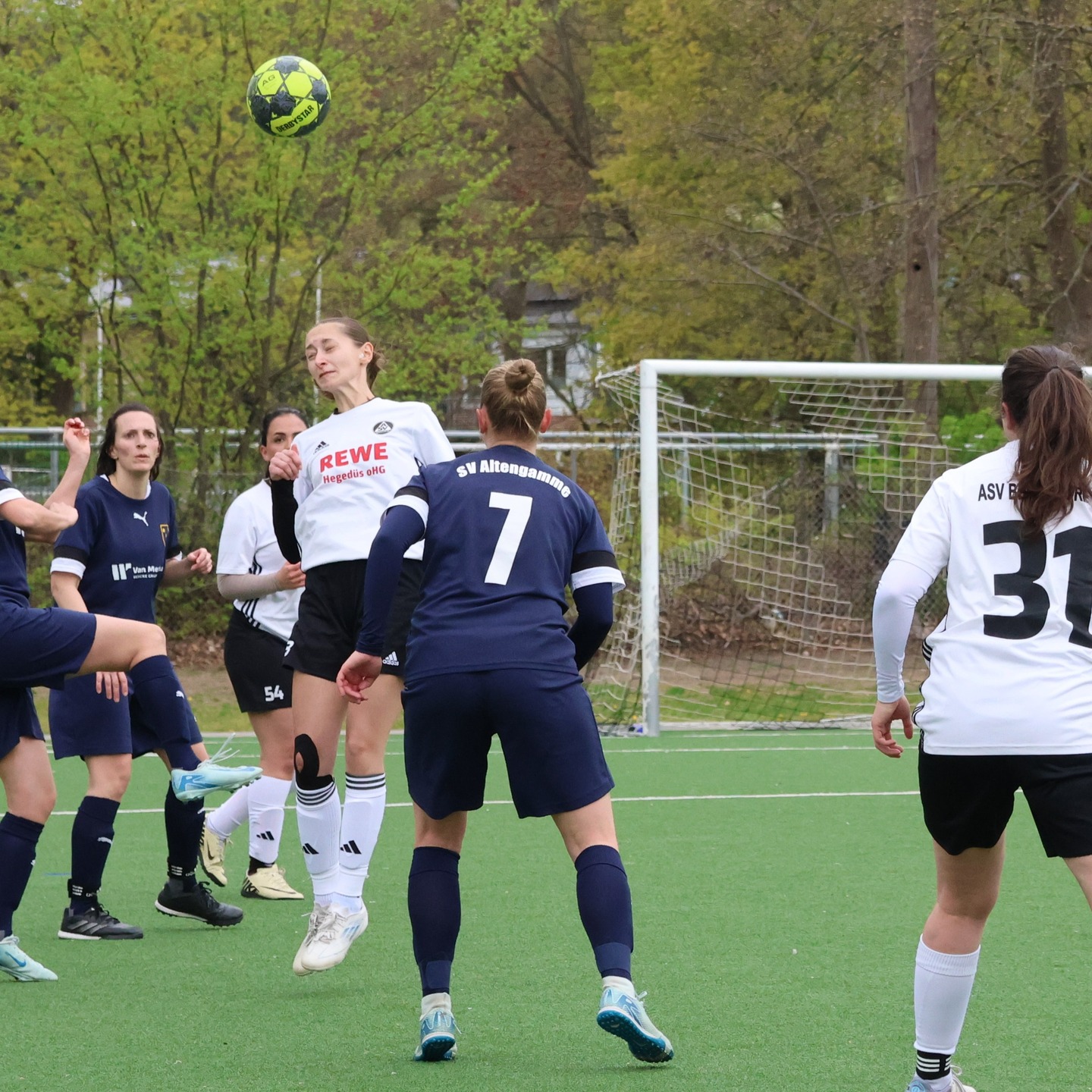 Zurück in die Spur
Unsere 1. Frauen fanden in die Erfolgsspur zurück und gewannen ihr Heimspiel gegen Altengamme 1 mit 5:0.
https://asv-bergedorf85-fussball.de/zurueck-in-die-spur/
#asvbergedorf85 #bergedorf #lohbrügge #elstern #elsternladys #fussball #frauenfussball #bezirksliga #svaltengamme