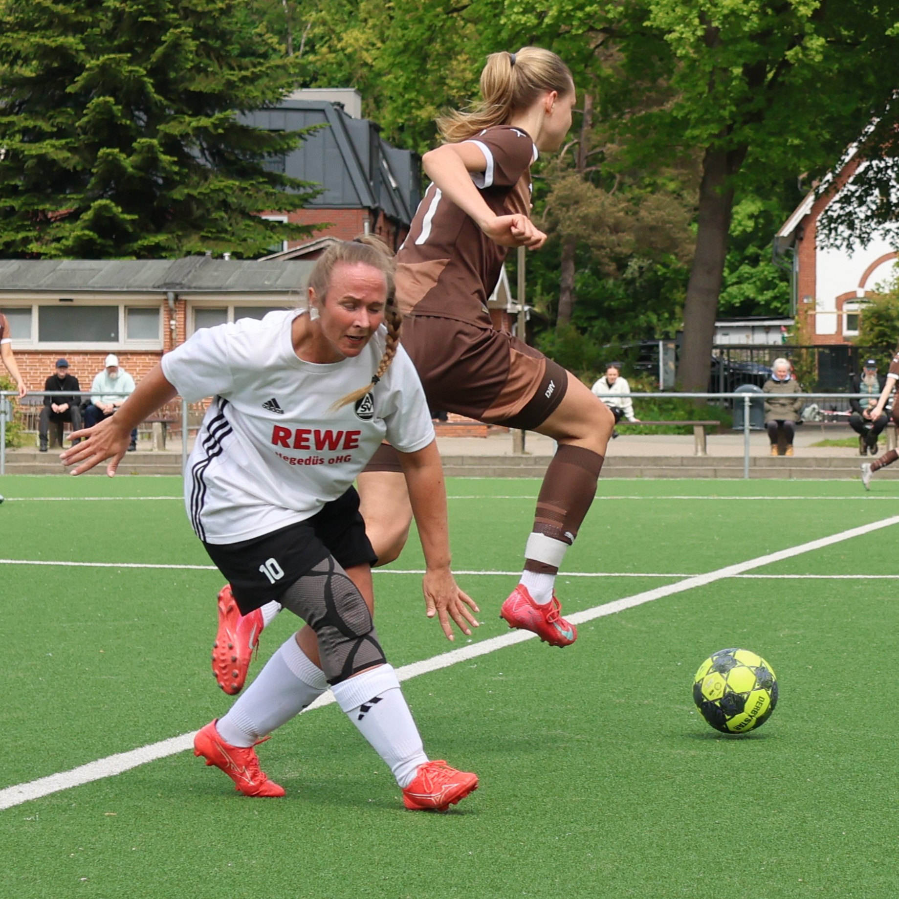 Sieg zum Saisonabschluss
Unsere 1. Frauen gewannen ihr Heimspiel gegen St Pauli 3 mit 6:4.
https://asv-bergedorf85-fussball.de/sieg-zum-saisonabschluss-2/
#asvbergedorf85 #bergedorf #lohbrügge #elstern #elsternladys #russball #frauenfussball #bezirksliga #fcstpauli