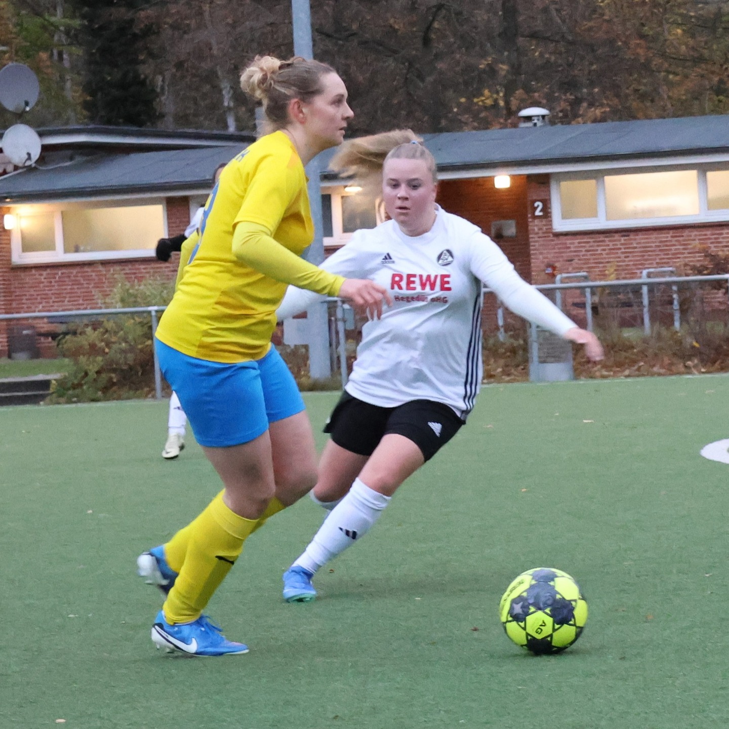 Schwer erarbeitet
Unsere 1. Frauen gewannen ihr Heimspiel gegen BU 1 mit 2:1, es war aber eine bis zum Schlusspfiff enge Begegnung.
https://asv-bergedorf85-fussball.de/schwer-erarbeitet-3/
#asvbergedorf85 #bergedorf #lohbrügge #elstern #elsternladys #fussball #frauenfussball #bezirksliga #svbarmbekuhlenhorst