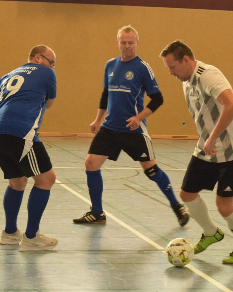 Hallenpremiere
Am vergangenen Wochenende spielte unser Walking Football-Team das erste Mal in der Halle. Beim 5. Seevetaler Football Hallen Masters, belegten sie Platz 4, bei 8 Teilnehmern.
https://asv-bergedorf85-fussball.de/hallenpremiere/
#asvbergedorf85 #bergedorf #lohbrügge #elstern #walkingelstern #fussball #walkingfootbal #tusfleestedt #walkingred #esvlüneburg #kaltenkirchenerts #eintrachtlübeck #svhönisch