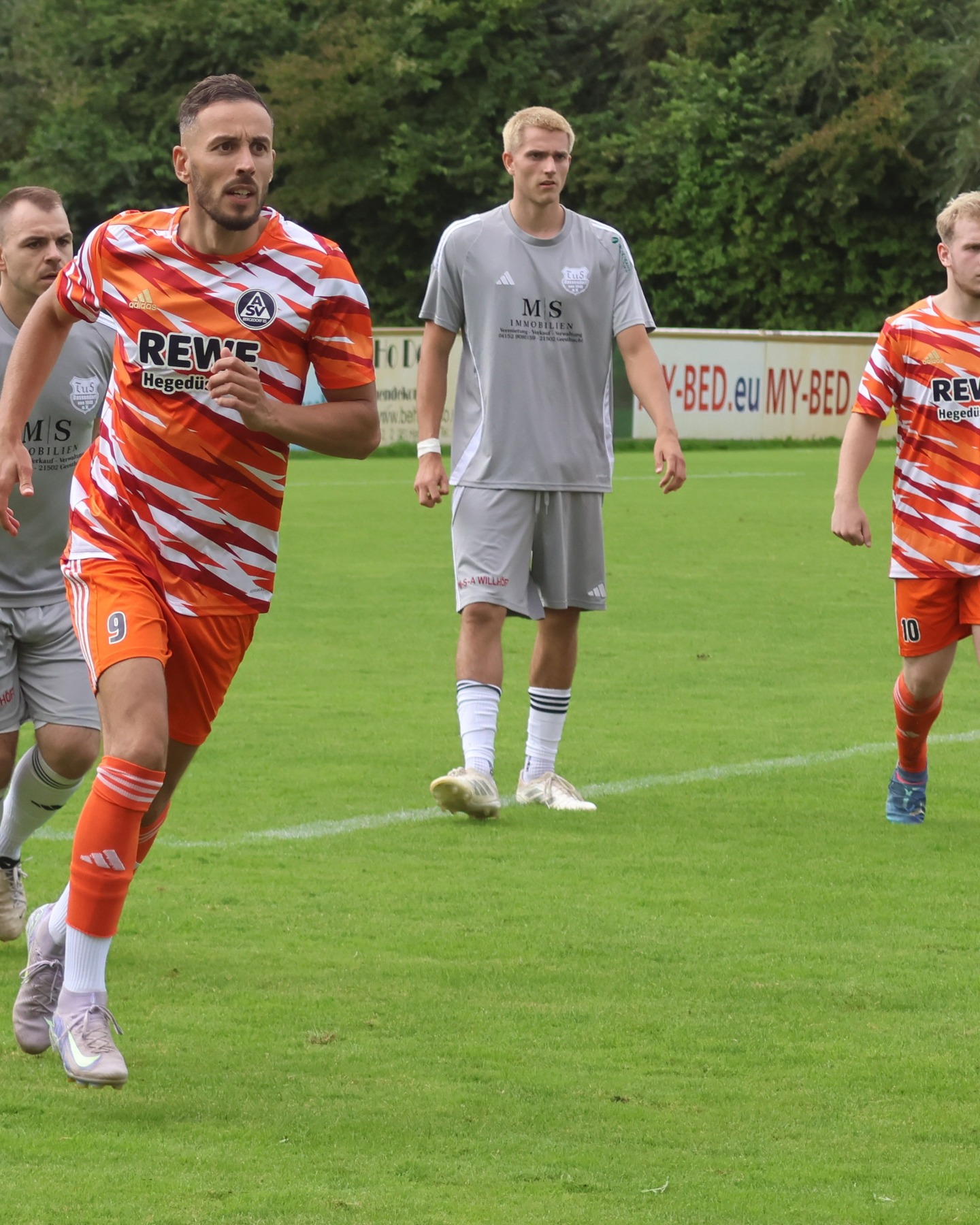 Spitzenspiel
Für einige Mannschaften geht an diesem Wochenende das Punktspieljahr 2025 bereits zu Ende. Unsere 1. Herren empfangen zum absoluten Spitzenspiel den Tabellenführer! Vorschau auf die Spiele unserer Mannschaften vom 05. bis 07.12.25.
https://asv-bergedorf85-fussball.de/spitzenspiel-4/
#asvbergedorf85 #bergedorf #lohbrügge #elstern #elstern85 #elsternladys #jungelstern #fussball #jugendfußball #frauenfußball #walkingfootball #tusdassendorf #vfllohbrügge #bostelbekersv #vsgstapelfeld #rahlstedtersc