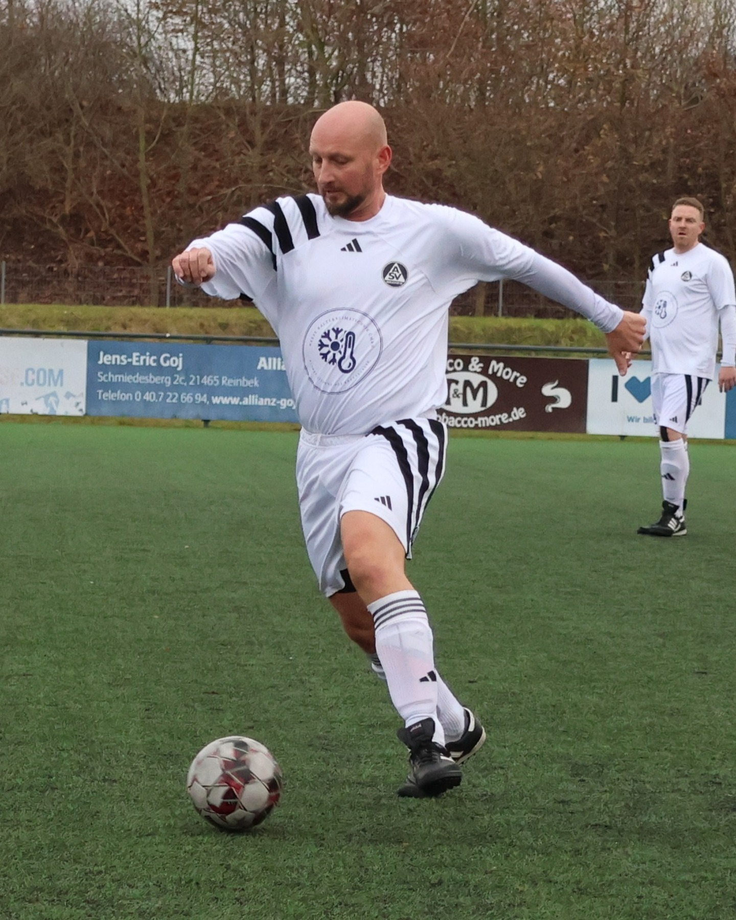 Dumm angestellt
Unsere Herren Ü32 verloren ihr Auswärtsspiel bei TSV Glinde mit 0:3 und trugen durch eigene Patzer maßgeblich zur Niederlage bei.
https://asv-bergedorf85-fussball.de/dumm-angestellt/
#asvbergedorf85 #bergedorf #lohbrügge #elstern #fussball #tsvglinde #landesliga #herrenü32