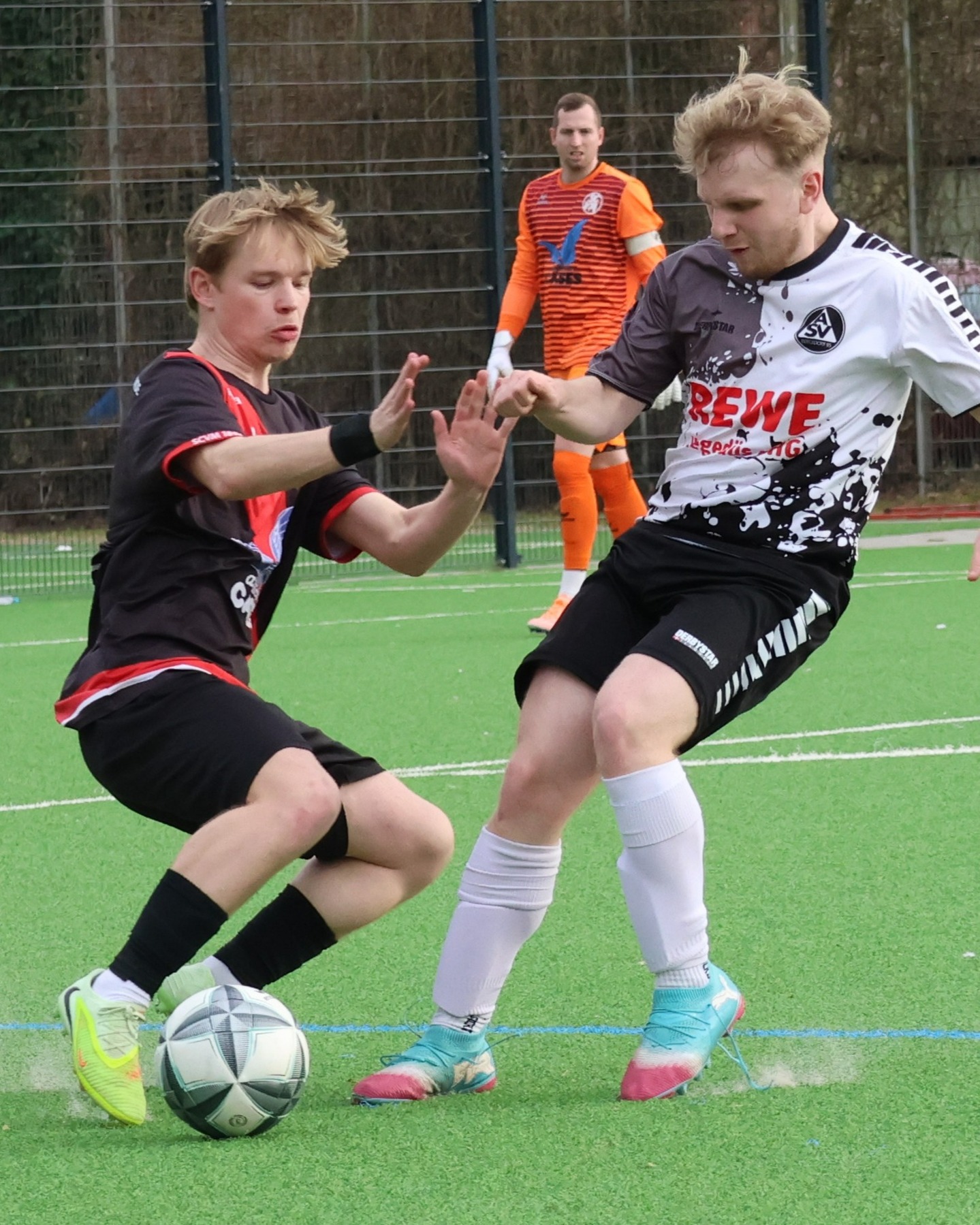 Hausaufgabe gemacht
Im Verfolgerduell der Kreisliga 3, setzten sich unsere 1. Herren mit 2:1 beim SC Vier- und Marschlande 2 durch und machten einen Sprung auf Platz 2.
https://asv-bergedorf85-fussball.de/hausaufgabe-gemacht/
#asvbergedorf85 #bergedorf #lohbrügge #elstern #elstern85 #fussball #kreisliga #scvm