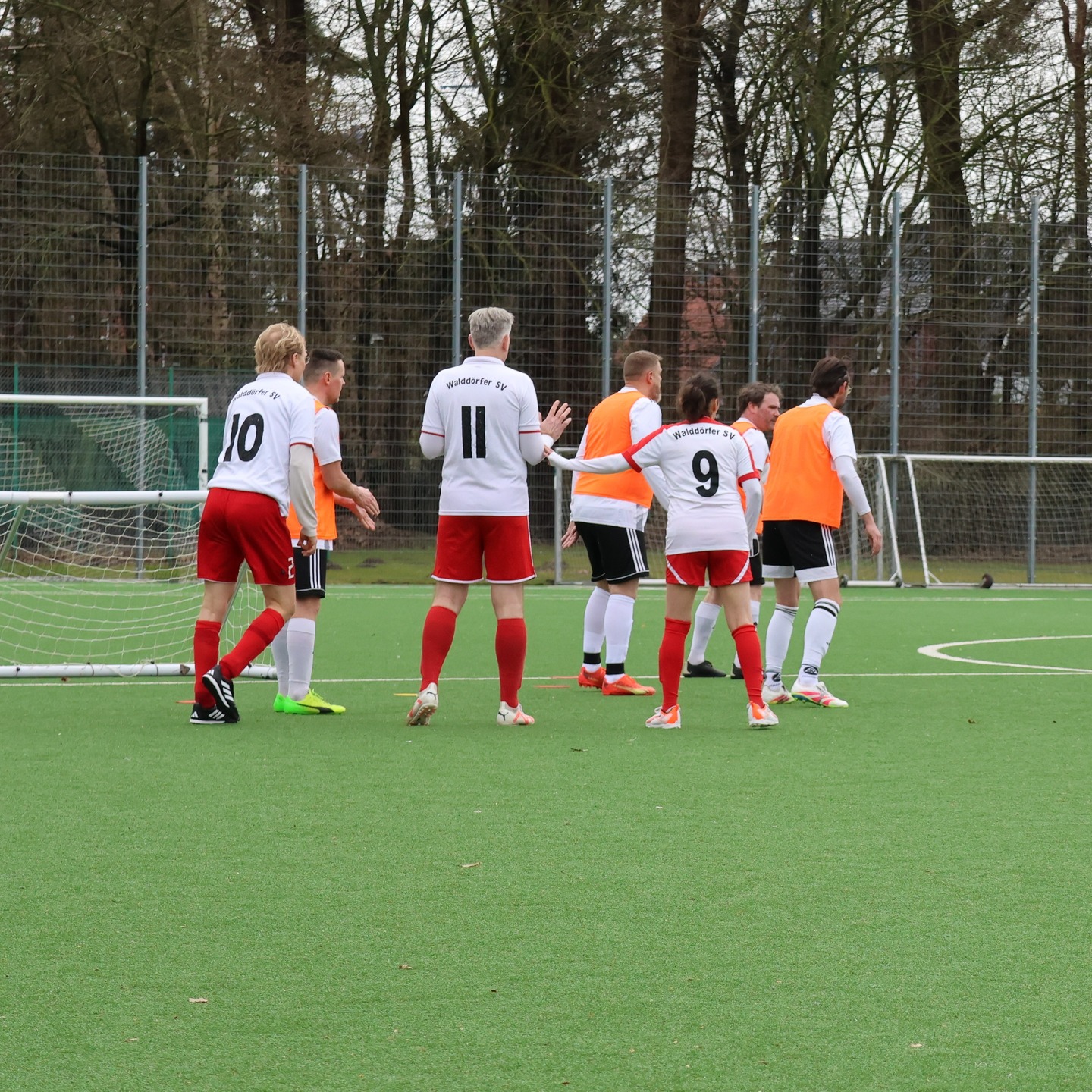 Spieß umgedreht
Das Hinspiel hatten unsere Walking-Footballer beim Walddörfer SV noch verloren, jetzt gewannen sie ihr Heimspiel mit 7:5.
https://asv-bergedorf85-fussball.de/spiess-umgedreht/
#asvbergedorf85 #bergedorf #lohbrügge #elstern #walkingelstern #fussball #walkingfootball #walddörfersv