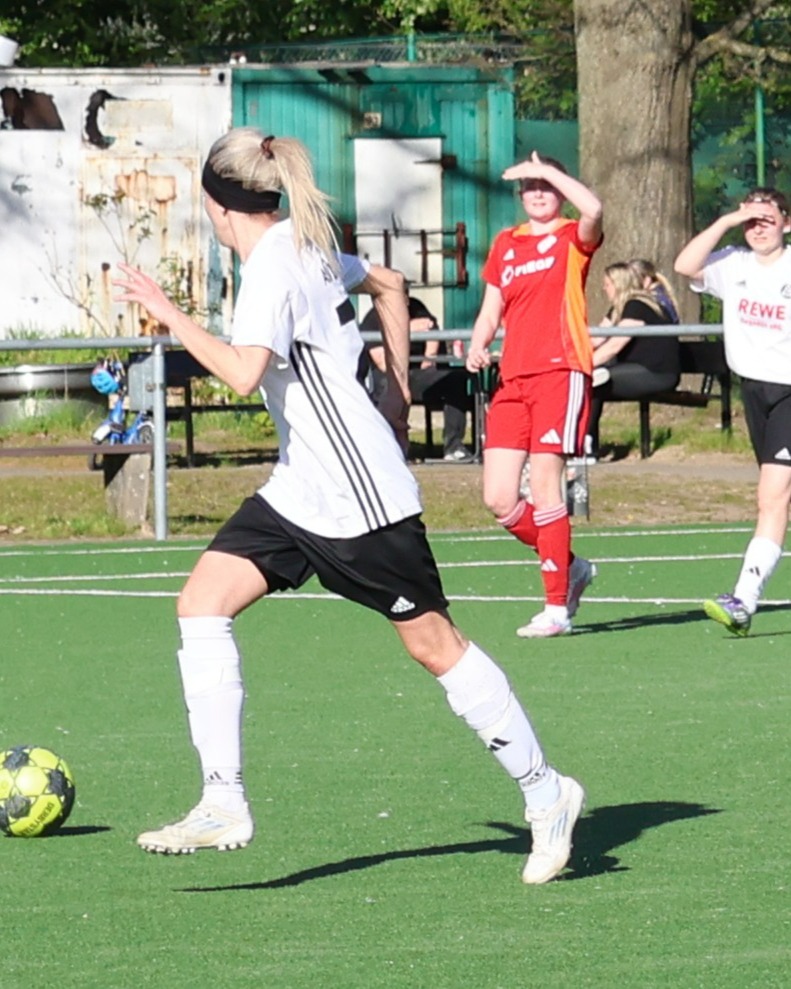 Dreierpack
Unsere 1. Frauen gewannen ihr Heimspiel gegen TSV Reinbek 1 mit 3:1, dreifache Torschützin war Wiktoria Sander.
https://asv-bergedorf85-fussball.de/dreierpack/
#asvbergedorf85 #bergedorf #lohbrügge #elstern #elsternladys #fussball #frauenfussball #tsvreinbek #bezirksliga