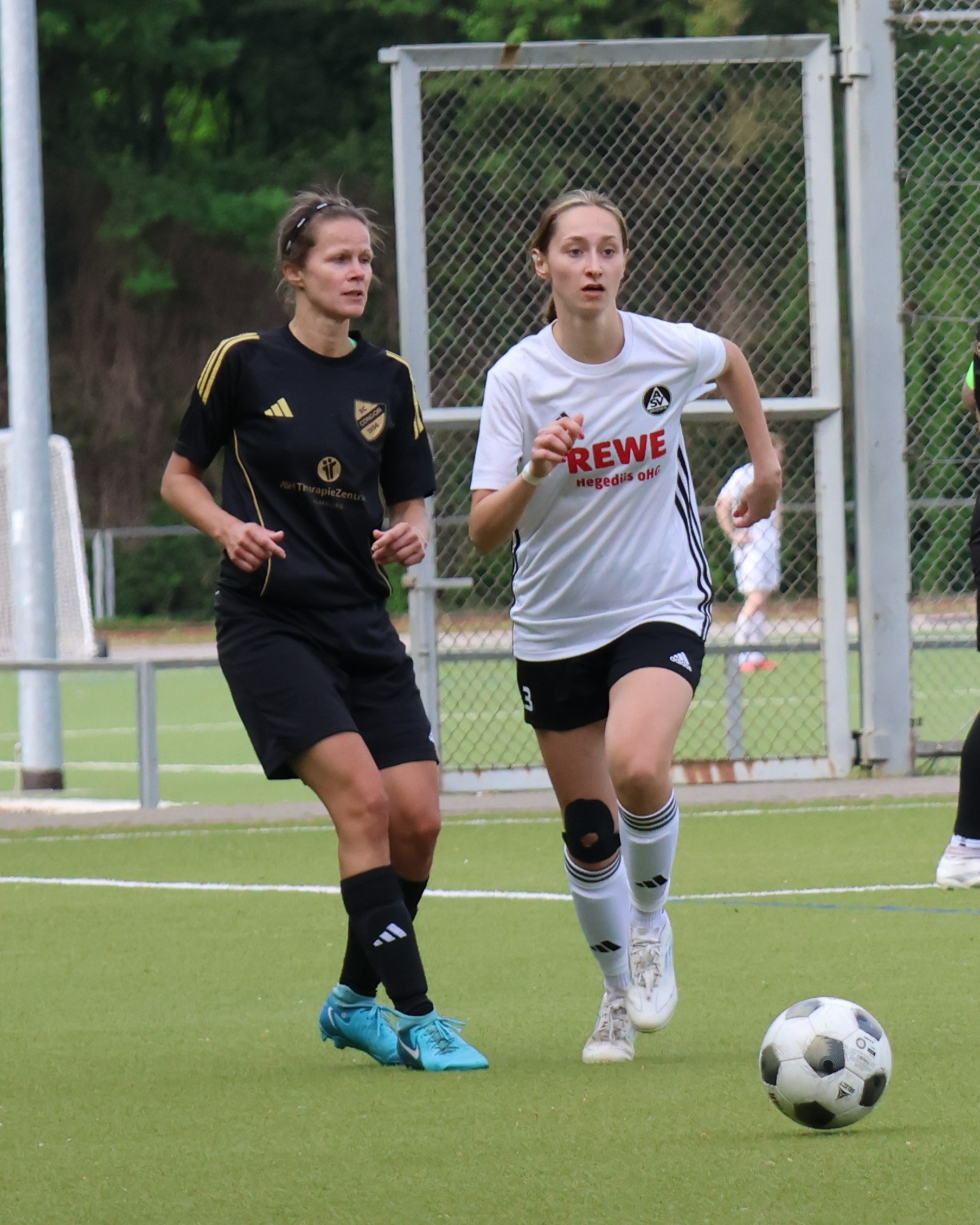 Lange offen
Im Auswärtsspiel beim SC Condor 3, hielten unsere 1. Frauen die Partie lange offen, mussten sich am Ende aber mit 1:3 geschlagen geben.
https://asv-bergedorf85-fussball.de/lange-offen-2/
#asvbergedorf85 #bergedorf #lohbrügge #elstern #elsternladys #fussball #frauenfussball #sccondor #bezirksliga