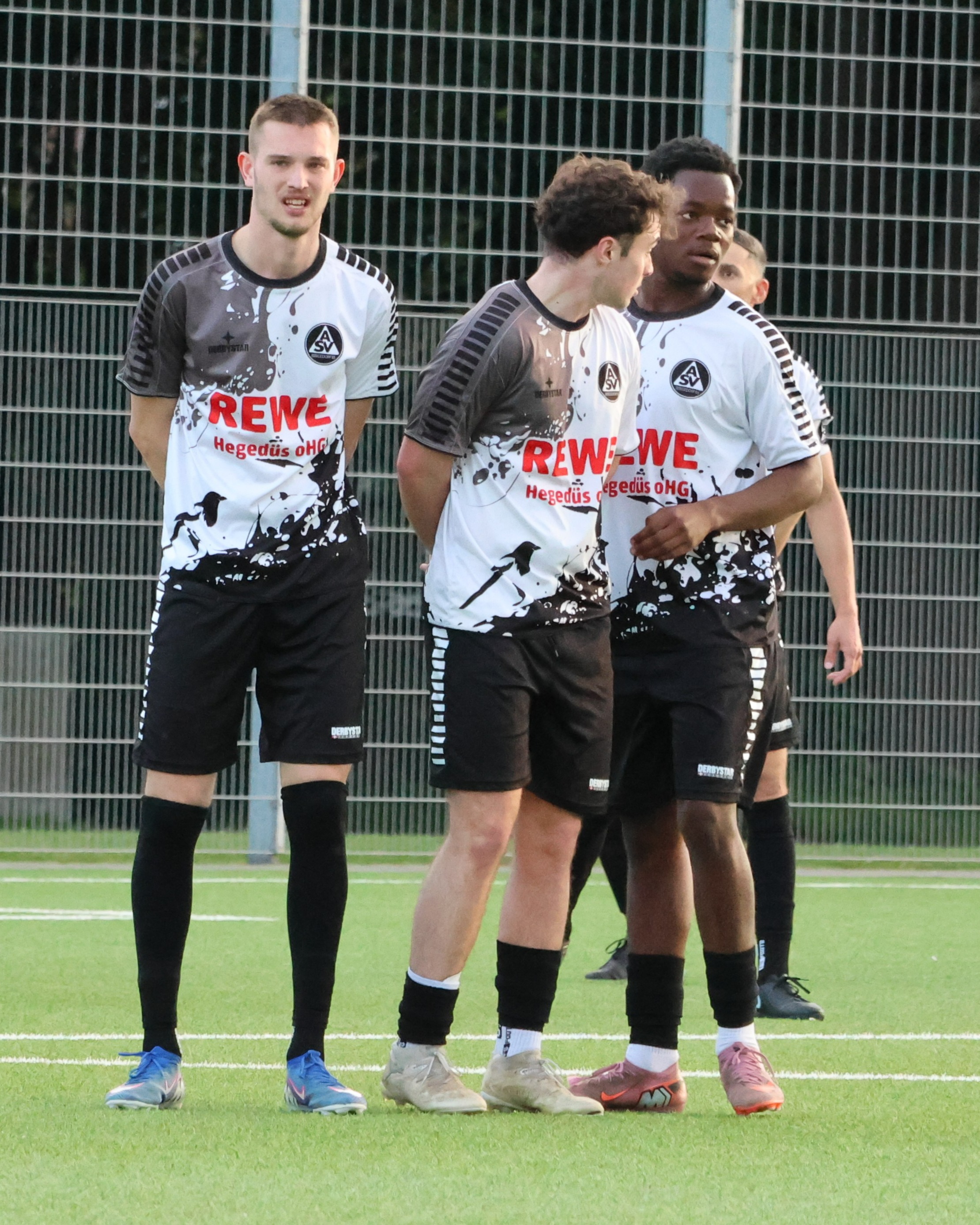 Saisonfinale
Für einige Mannschaften geht an diesem Pfingstwochenende die Saison zu Ende und sie wollen dabei noch einmal Erfolge feiern. Unsere 1. Herren müssen sogar noch zwei Spiele absolvieren und haben am Sonnabend zum Abschluss ein Heimspiel. Vorschau auf die Spiele unserer Mannschaften vom 21. bis 24.5.26
https://asv-bergedorf85-fussball.de/saisonfinale-4/
#asvbergedorf85 #bergedorf #lohbrügge #elstern #elstern85 #elsternladys #jungelstern #walkingelstern #fussball #jugendfußball #frauenfussball #walkingfootball #escheburgersv #lauenburgersv #tsvreinbek #ftsvlorbeer #vsgstapelfeld #rahlstedtersc