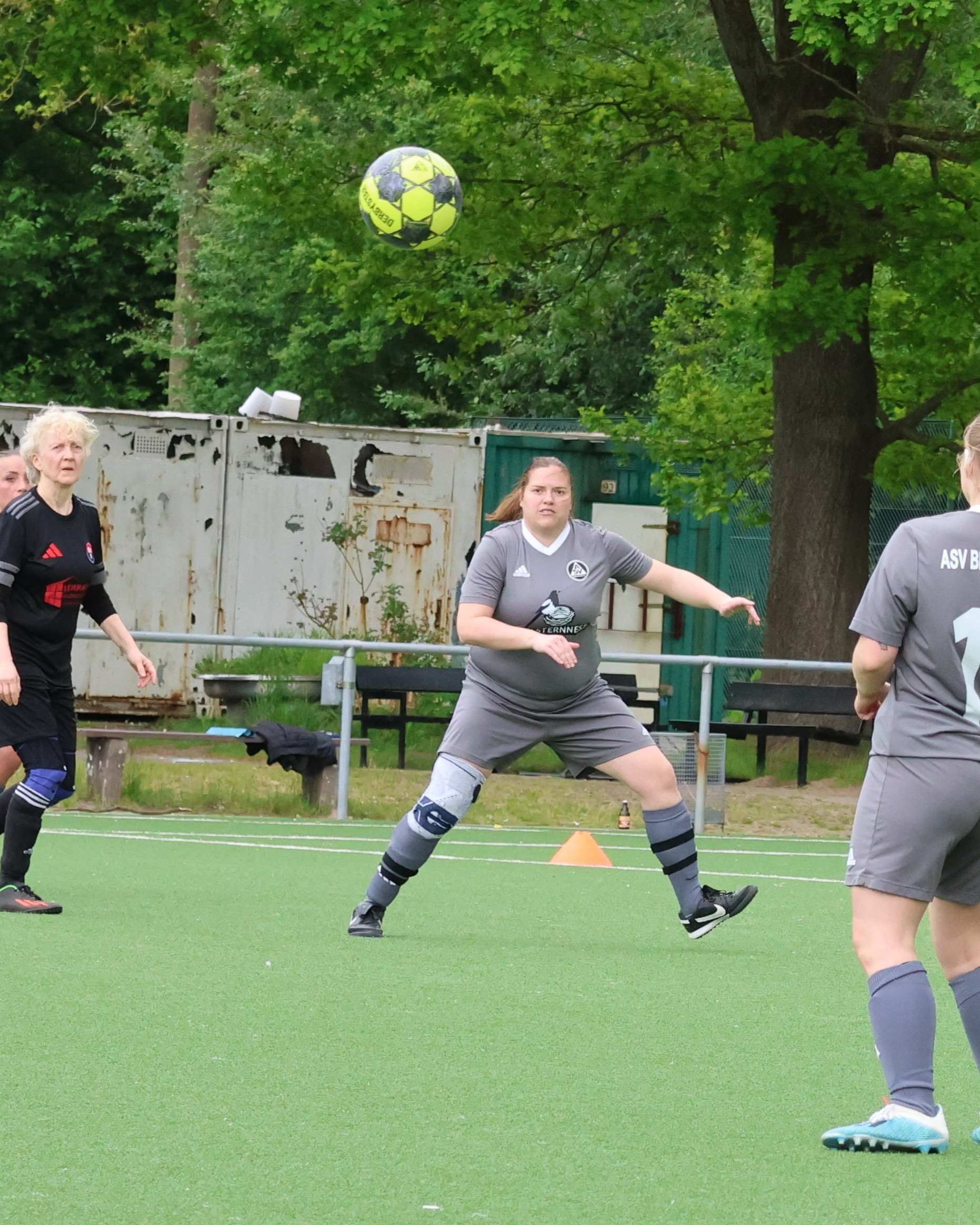 Geschenke nur verteilt
Im Heimspiel gegen Rugenbergen 1, verteilten unsere 2. Frauen mehrere Geschenke, nahmen die ihnen angebotenen aber nicht an. Sie verloren mit 1:4.
https://asv-bergedorf85-fussball.de/geschenke-nur-verteilt/
#asvbergedorf85 #bergedorf #lohbrügge #elstern #elsternladys #fussball #frauenfußball #svrugenbergen #sonderklasse