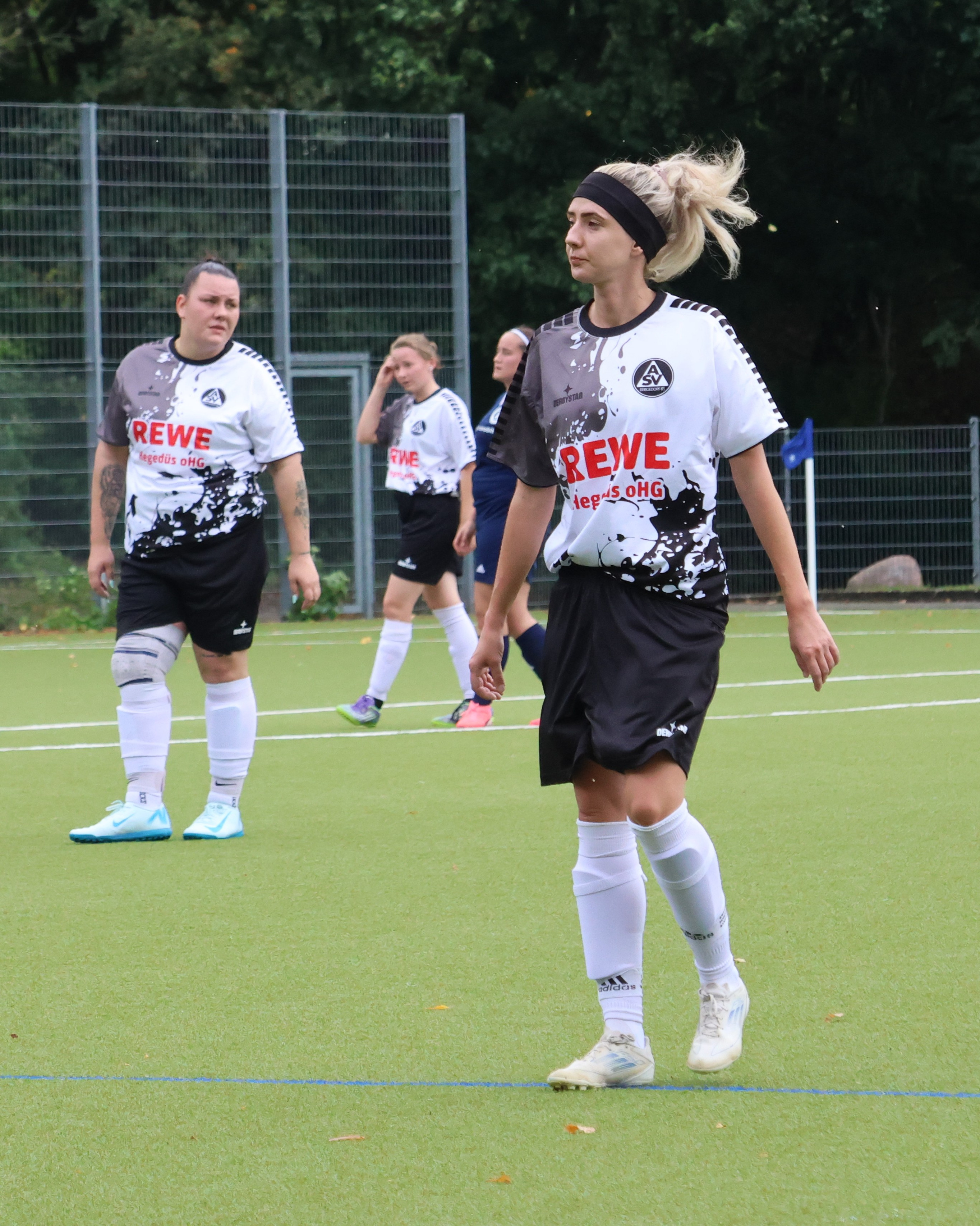 Hochbetrieb
Am Wochenende herrscht Hochbetrieb an den Sander Tannen. Viele unserer Mannschaften haben Heimspiele, darunter auch unsere Herren- und Frauenteams. Unser in der letzten Woche nachgemeldetes Mädchenteam (3. E-Juniorinnen) hat noch spielfrei. Vorschau auf die Spiele unserer Mannschaften vom 4. bis 6.9.26.
https://asv-bergedorf85-fussball.de/hochbetrieb-2/
#asvbergedorf85 #bergedorf #lohbrügge #elstern #elsternladys #jungelstern #walkingelstern #fussball #frauenfussball #jugendfußball #walkingfootball #fclauenburg #fsvgeesthacht #tsvglinde #hafencityfc #scvm #scnienstedten #einigkeitwilhelmsburg #svna #bfsvatlantik97 #scschwarzenbek #mädchenfussball