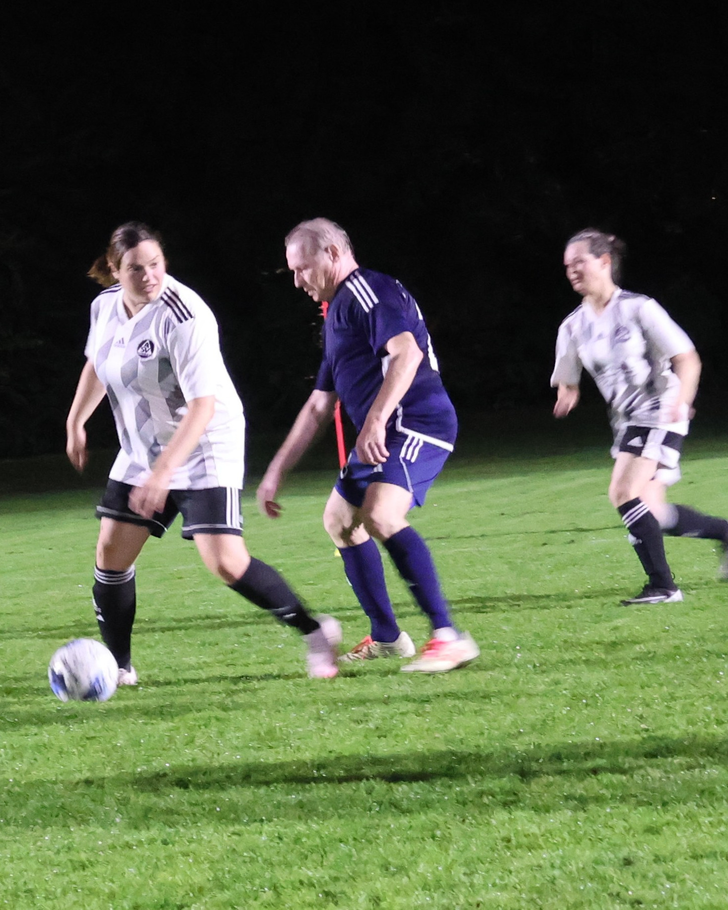 Raus im Pokal
In dieser Saison gibt es erstmals beim Walking Football einen Pokalwettbewerb. Unsere beiden Teams schieden leider in der ersten Runde aus.
https://asv-bergedorf85-fussball.de/raus-im-pokal/
#asvbergedorf85 #bergedorf #lohbrügge #elstern #walkingelstern #fussball #walkingfootball #svgroßborstel #tusdassendorf #pokal